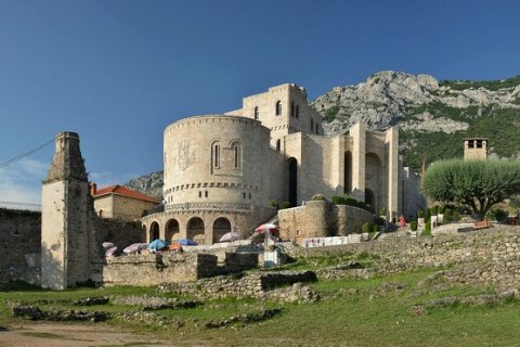 Исторический замок Круя в Албании
