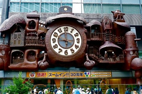 Гигантские часы Гибли в Токио