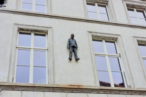Висящий мальчик: скульптура "Ионас" в Генте