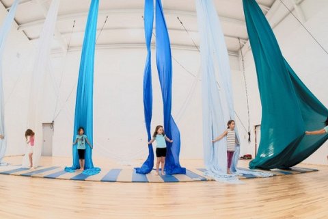 Польза йоги в гамаках для детей