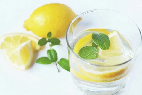 Полезно ли начинать утро со стакана воды с лимоном?