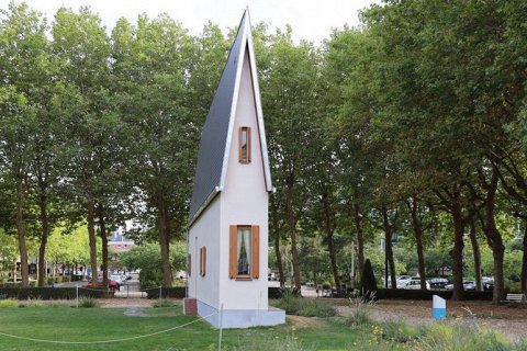 Самый узкий дом в мире и уникальный художественный эксперимент