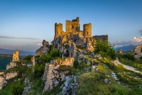 Рокка Калашио: Самая высокая крепость Италии и её таинственная история