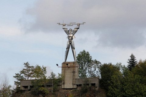 Статуя Прометея на плотине Видрару