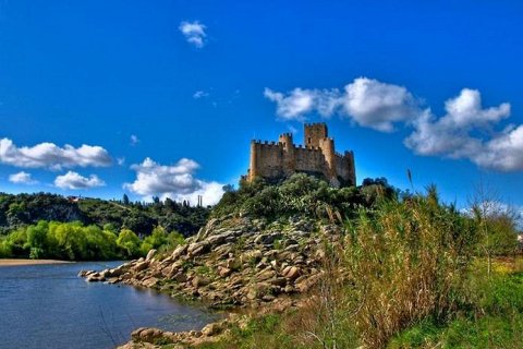 Замок Алмоурол в Португалии