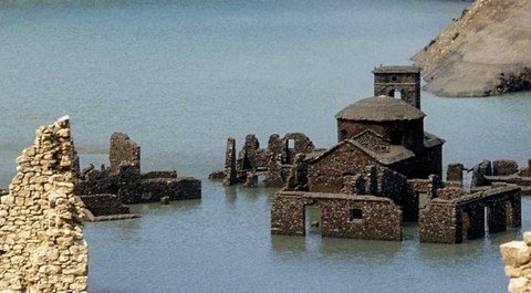 Озеро Вальи и погребенный средневековый город в Тоскане