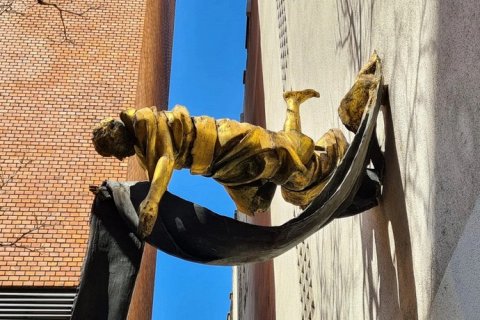 Памятник Карлу Лутцу: дань уважения праведнику народов мира