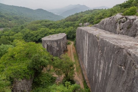 Каменная стела Яншаньского карьера
