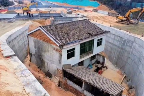 Дом среди автомагистрали: история упрямого домовладельца