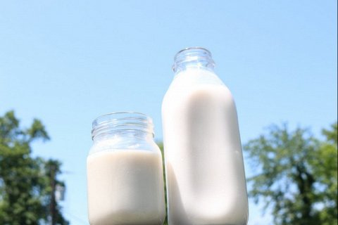 Питье сырого молока: модно, но не безопасно