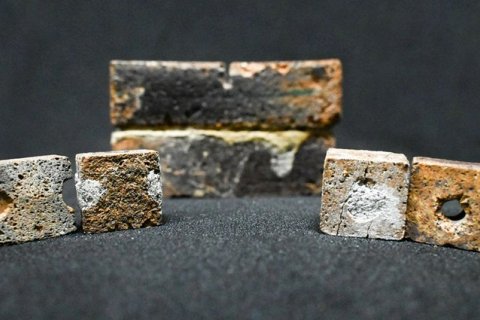 Бактерии заполняют трещины в кирпичах из лунной почвы