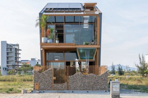 За пределами стен: Дом-сад, который дышит и живёт