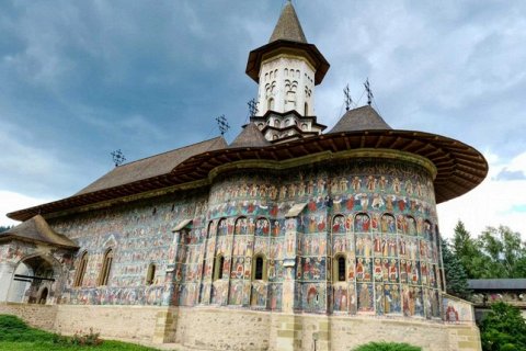 Крепость-фреска: история монастыря Сучевица