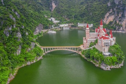 Сказочный замок в Китае оказался четырехзвездочным отелем