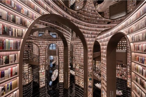 Бесконечная библиотека: как зеркальный потолок преобразил книжный магазин в Китае