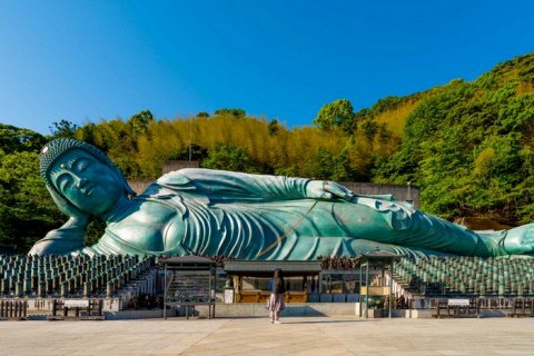 Храм Нандзоин и лежащий Будда