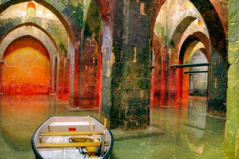 Бассейн Арок: прогулка на лодке по подземной истории