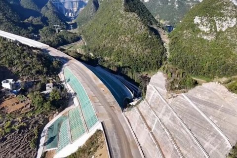 Китай срезает горы для строительства скоростной трассы