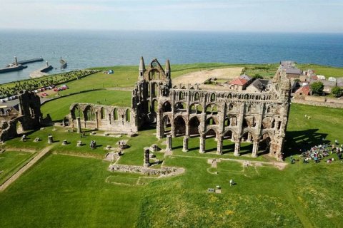 Руины аббатства Уитби: Истории, вдохновившие "Дракулу"