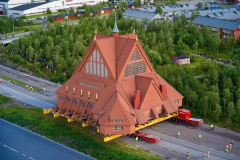 Уникальный переезд кирунской церкви