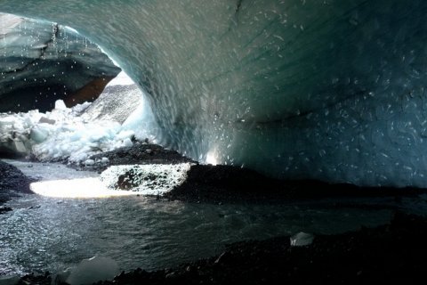 Самые красивые ледниковые пещеры планеты