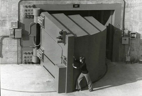 Дверь весом в 44 тонны, которую открывал один человек