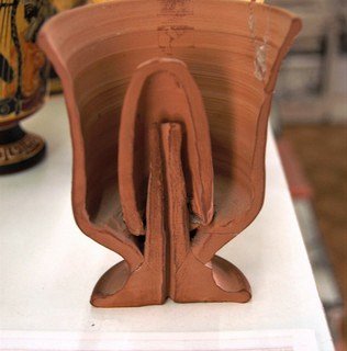 Пифагорова чаша — изобретение, наказывающее жадность