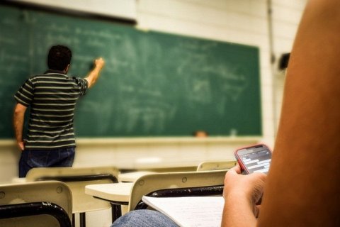 Неожиданные последствия: как запрет смартфонов в школах Нидерландов повлиял на подростков