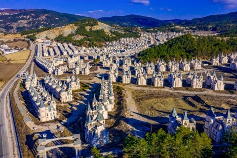 Бурдж аль-Бабас: турецкий город-призрак из сотен одинаковых замков