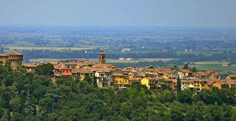 Доцца — итальянский город-галерея под открытым небом