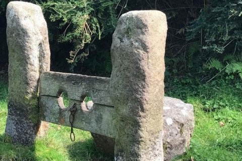 Колодки для наказаний в Белстоне. Деревенское правосудие прошлого