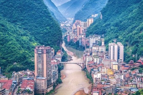 Яньцзин — самый узкий город мира, зажатый между горами и рекой