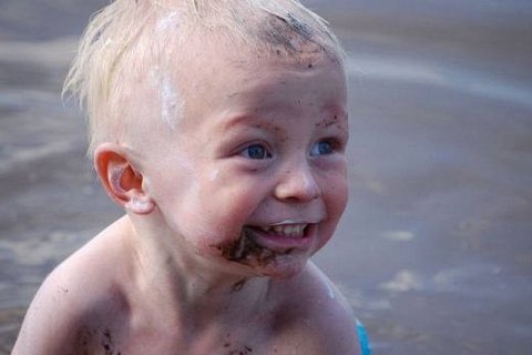 Дети очень любят играть и пачкаться 