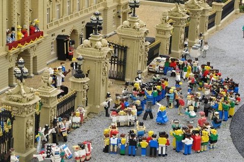 События 2011 года в скульптурах из Lego