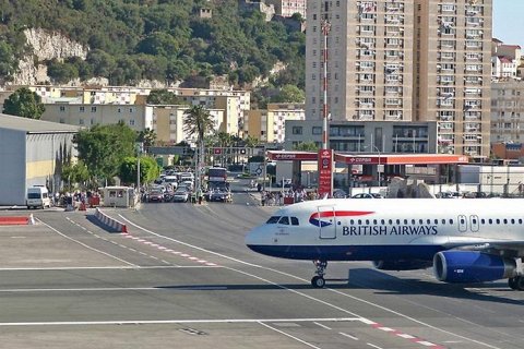 Гибралтар. Аэропорт, пересекающий дорогу