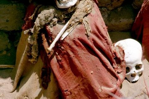 Улыбающиеся скелеты 1000-летнего кладбища Наска