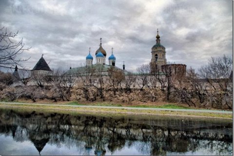 Новоспасский монастырь. Белый голубь Москвы.