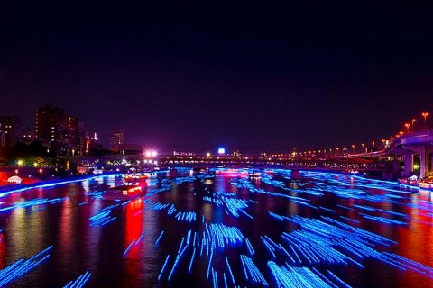 100 000 голубых сфер в реке Токио