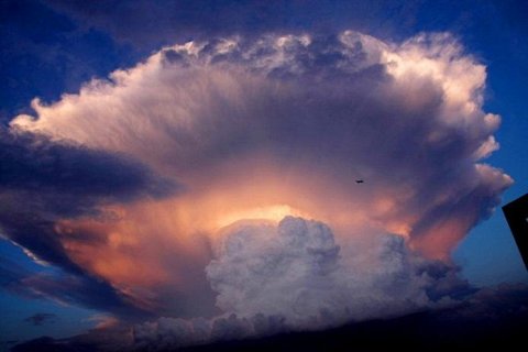 Гигантское штормовое облако в небе над Пекином