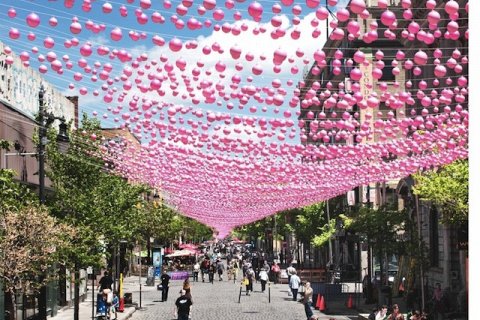 Розовые шарики на улице Сейнт Кэтрин в Монреале 	  		