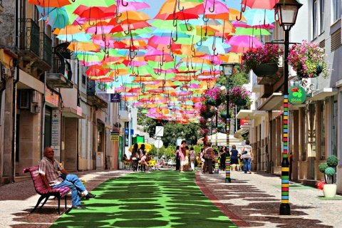 Цветные зонтики на улицах Агеды