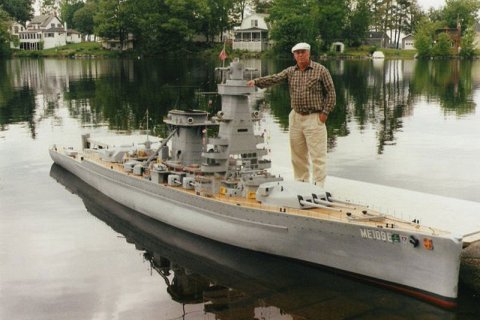 Уиллиам Терра и 10-метровая копия боевого корабля 
