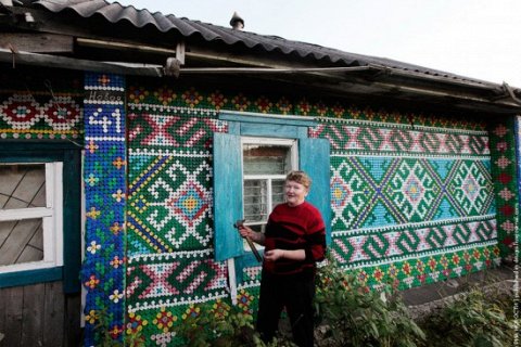 Российская  пенсионерка украсила свой дом необычным способом
