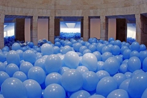 Комната - лабиринт, заполненная воздушными шарами