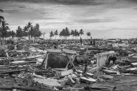 Последствия цунами на Суматре. 2004 год