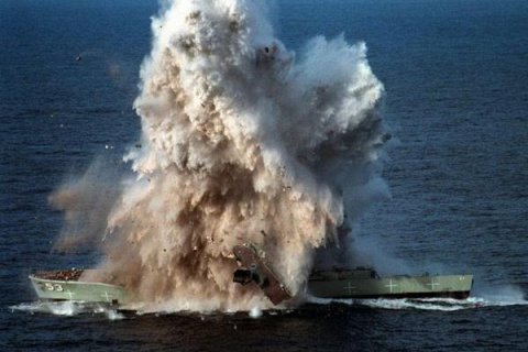 Взрыв эсминца. Крушение от торпеды