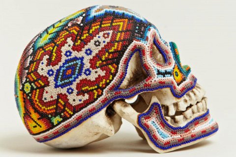 Черепа коренных  мексиканцев, украшенные бисером