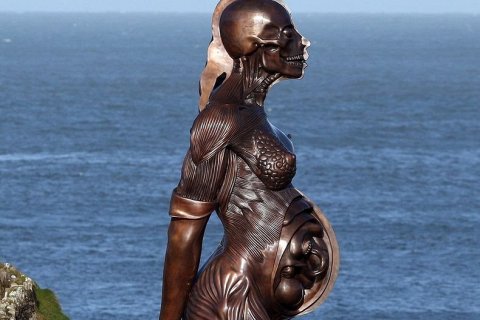 Скандальная скульптура Дэмиана Хёрста. Беременная женщина