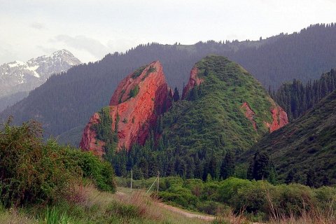 Скала «Разбитое сердце» в Киргизии