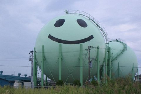 Граффити на газохранилищах в Японии